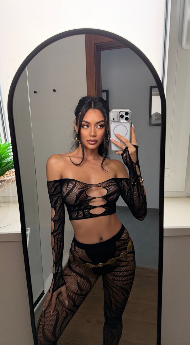 zoeevans00's tweet photo. do I look sweet or dangerous?😏 https://t.co/NiloECY8OF