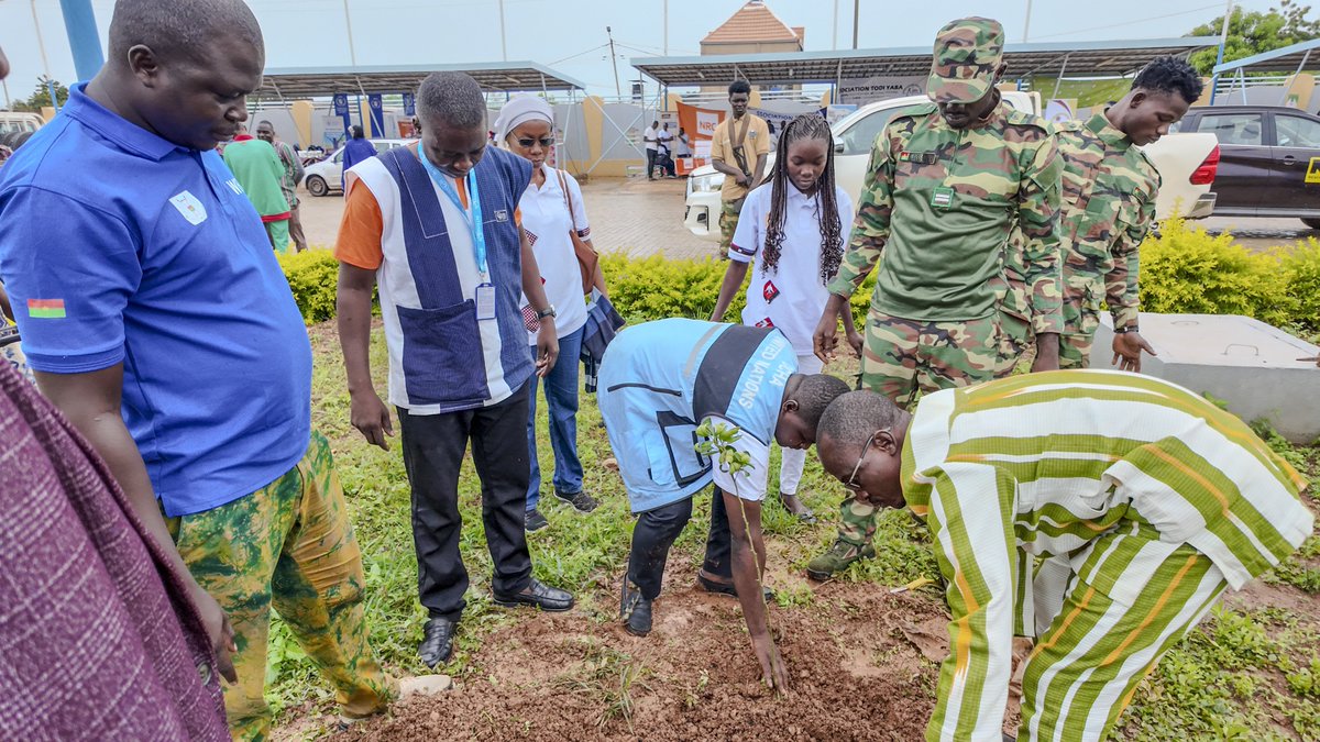 Todi_Yaba's tweet photo. Journée mondiale de l'aide humanitaire à Fada N'Gourma.
Aux côtés de l'ensemble des humanitaires de la région, Todi Yaba a pris part à la cérémonie officielle, à la plantation d'arbres, à la foire et à « Ma main pour Faso Mêbo ».
#AgirPourLHumanite #FasoMebo https://t.co/gAtRUcjyhv