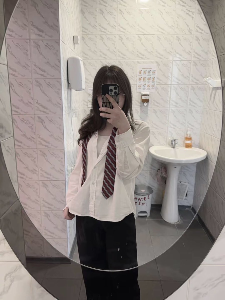 byeolaiu's tweet photo. 여 학생🤓 https://t.co/2BsXwATXMN