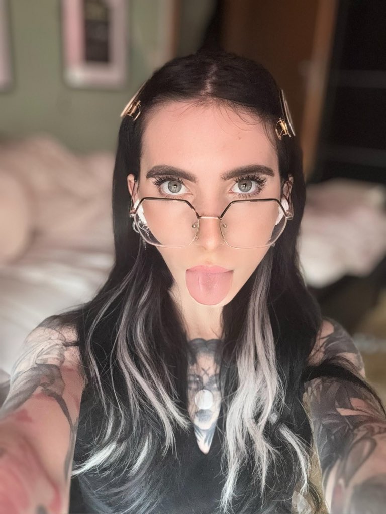 blissfulaileen's tweet photo. Single btw ✌️ https://t.co/kdS5sathze