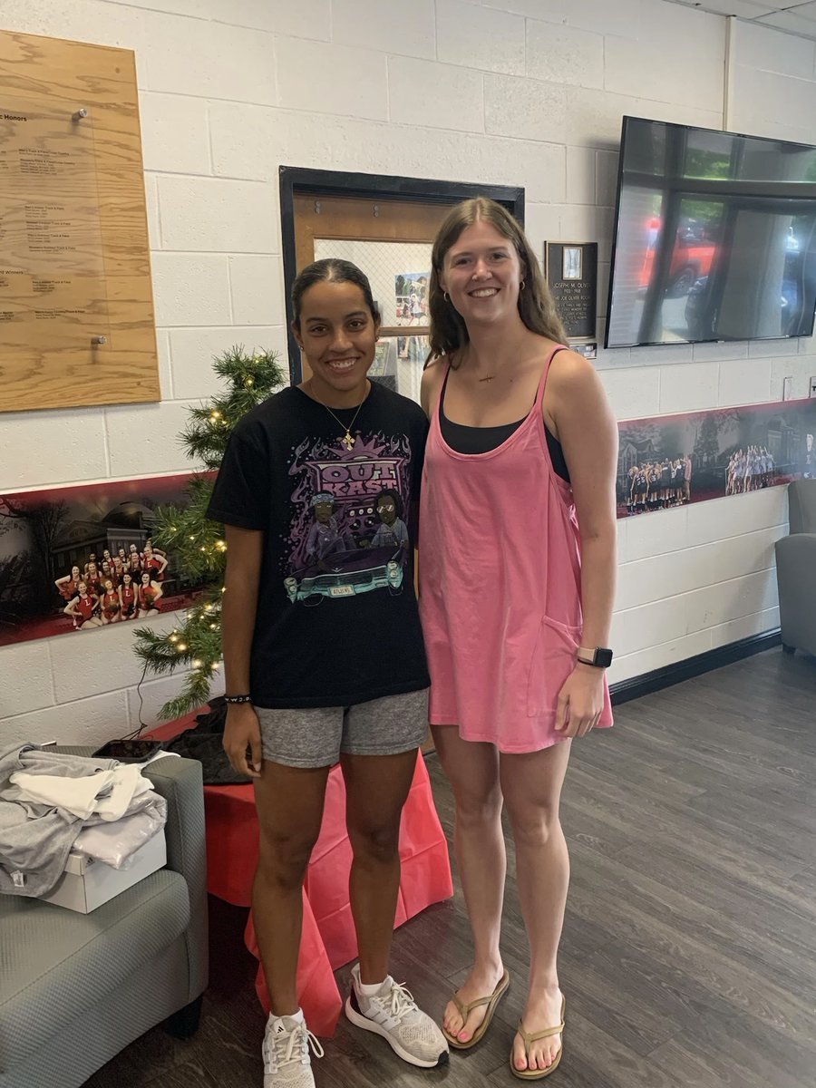 lynchburg_wbb's tweet photo. Welcome back to school 📚🎓, Lots of Smiles this week as our student-athletes return to campus. #GoHornets🐝 https://t.co/UO5jam8JwU
