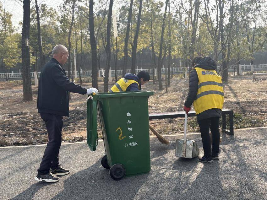 richardletlhog2's tweet photo. Join our Neighborhood Clean-Up this Sat 9am at Central Park! Gloves u0026 snacks provided. Bring friends—let’s make our community shine together! https://t.co/TsqdbN6jiC