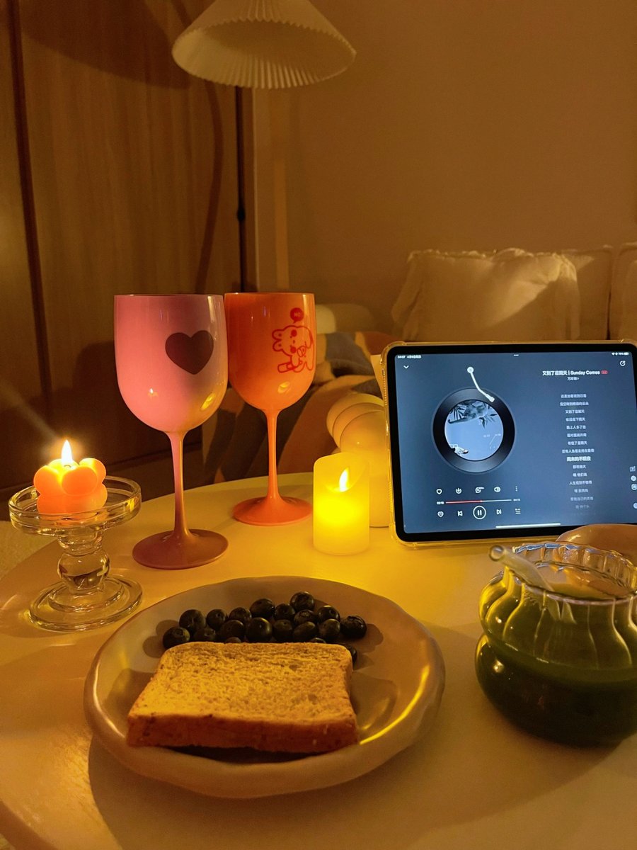 ILikedunks's tweet photo. Missing the person who’s miles away but feels right here in my heart—video call tonight, bringing our laughs a little closer. https://t.co/KyJ8FVKw9v