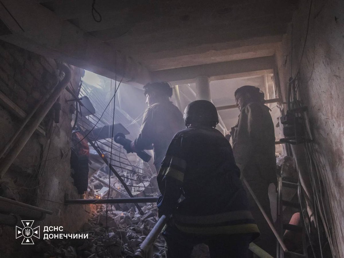 BohuslavskaKate's tweet photo. Russians launched a massive airstrike on central Kramatorsk, killing 1 person and injuring at least 11 others‼️ https://t.co/vNoeMPBetI