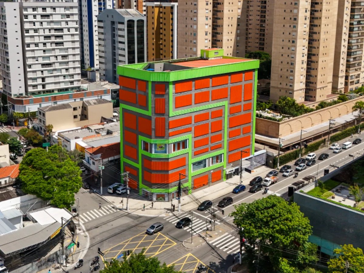 caio_brino's tweet photo. a lei cidade limpa deveria barrar esses predios da good storage em sao paulo. oooo bagulho horroso https://t.co/hga6df44wI