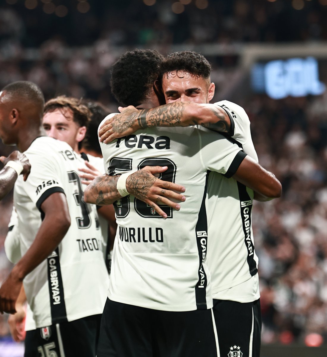 Besiktas's tweet photo. Takım. 🤜🤛

#ForzaBeşiktaş https://t.co/SE9LsVJ0m9