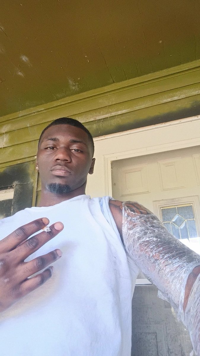 T88477Thompson's tweet photo. Fresh cut and tat ready to put my tongue in someobes pussy 😈😋 https://t.co/lpDeedsBQJ