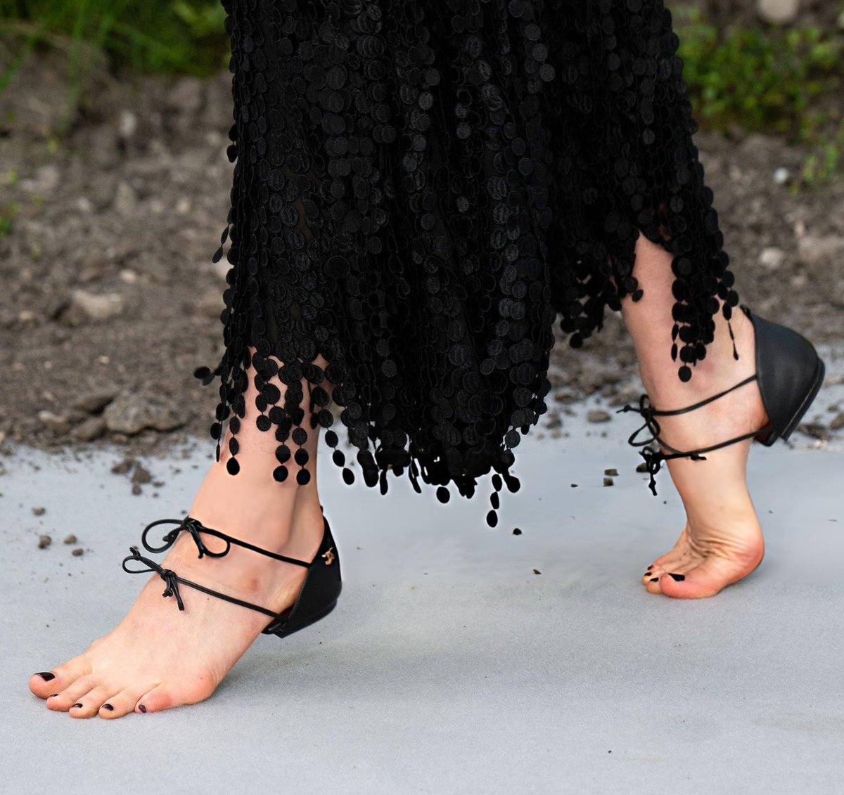 Footlovinguy's tweet photo. Give an award to whoever gave Margaret Qualley a pair of these shoes and give a pair to Margot Robbie please https://t.co/3S4xMv4mRh