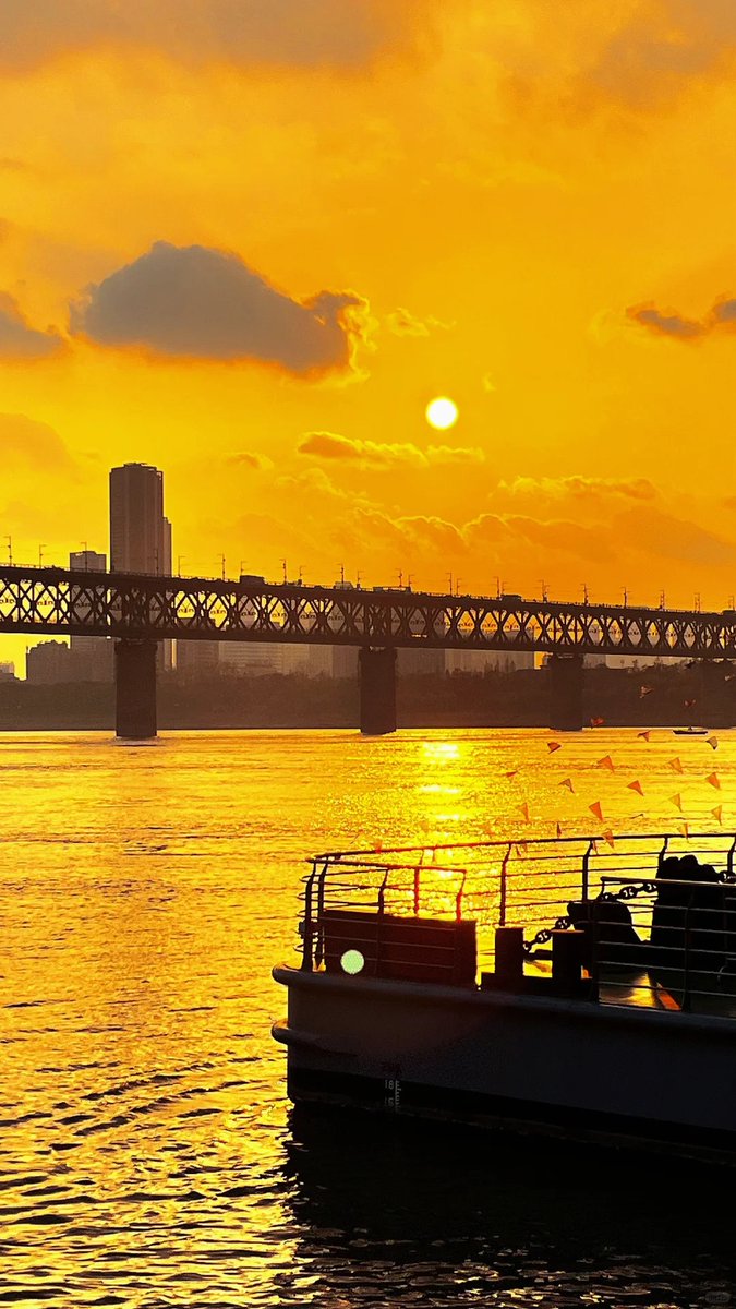 nenimotsutaipu's tweet photo. Our photography club’s sunset shooting challenge this Sat! Grab your cameras, meet at Central Park at 5PM, capture the golden hour, win fun small prizes! All skill levels welcome https://t.co/I6M0fgzt1V