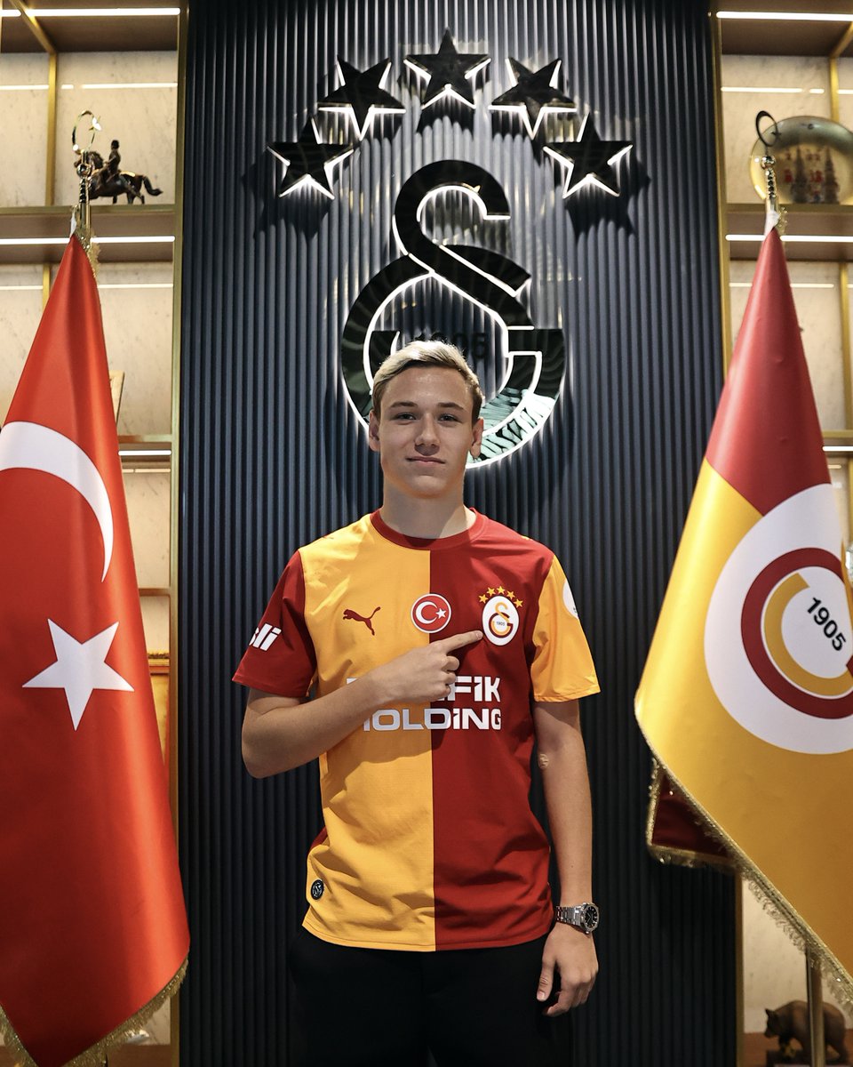 GalatasaraySK's tweet photo. ✍️ Aleksei Batrakov, Galatasaray’da! 💛❤️ https://t.co/w2jXvcQ2qc