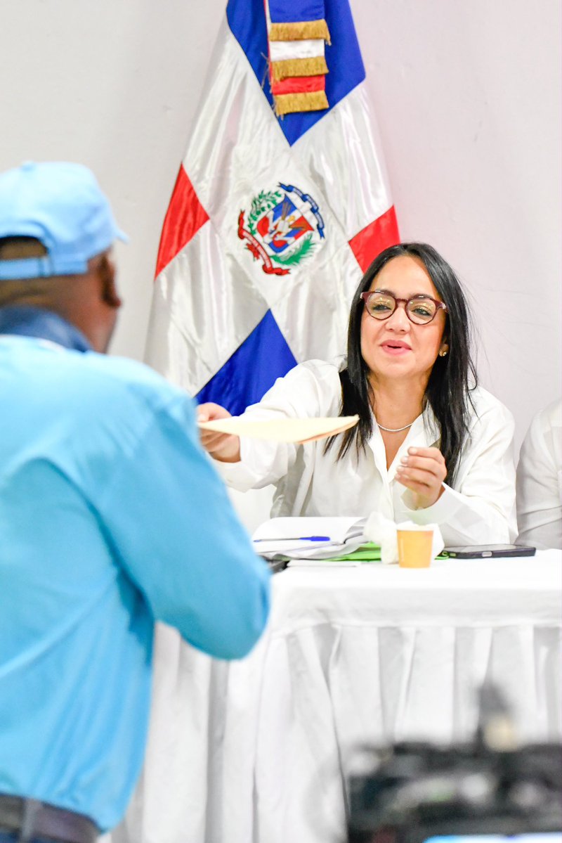 MinInteriorRD's tweet photo. 🤝🏽 ¡Santiago Oeste avanza con más seguridad, prevención y oportunidades para sus comunidades!

Durante la Mesa de Seguridad, Ciudadanía y Género, escuchamos a las autoridades locales, líderes comunitarios, representantes de organizaciones sociales y residentes de Cienfuegos y otros sectores de la demarcación, quienes expusieron las principales necesidades de sus comunidades.

En el encuentro, la ministra Faride Raful destacó la importancia de la participación comunitaria y de la resolución pacífica de los conflictos, que son la principal causa de los homicidios: “No hay seguridad sin convivencia pacífica. Tenemos que comenzar por ahí”.

En este espacio, los comunitarios plantearon temas relacionados con el patrullaje preventivo, la iluminación, la videovigilancia, la contaminación sónica, el acondicionamiento de calles y otras situaciones que inciden en su bienestar.

Cienfuegos es el segundo de los 10 sectores priorizados por el Gobierno para ser intervenidos de manera integral, después de Villas Agrícolas, en el Distrito Nacional. Este proceso articula decenas de instituciones para atender las necesidades del territorio y fortalecer la seguridad ciudadana, la prevención y la convivencia pacífica.

Seguimos trabajando cerca de la gente y sumando esfuerzos para construir comunidades más seguras, organizadas y en paz. 

#InterioryPolicíaRD