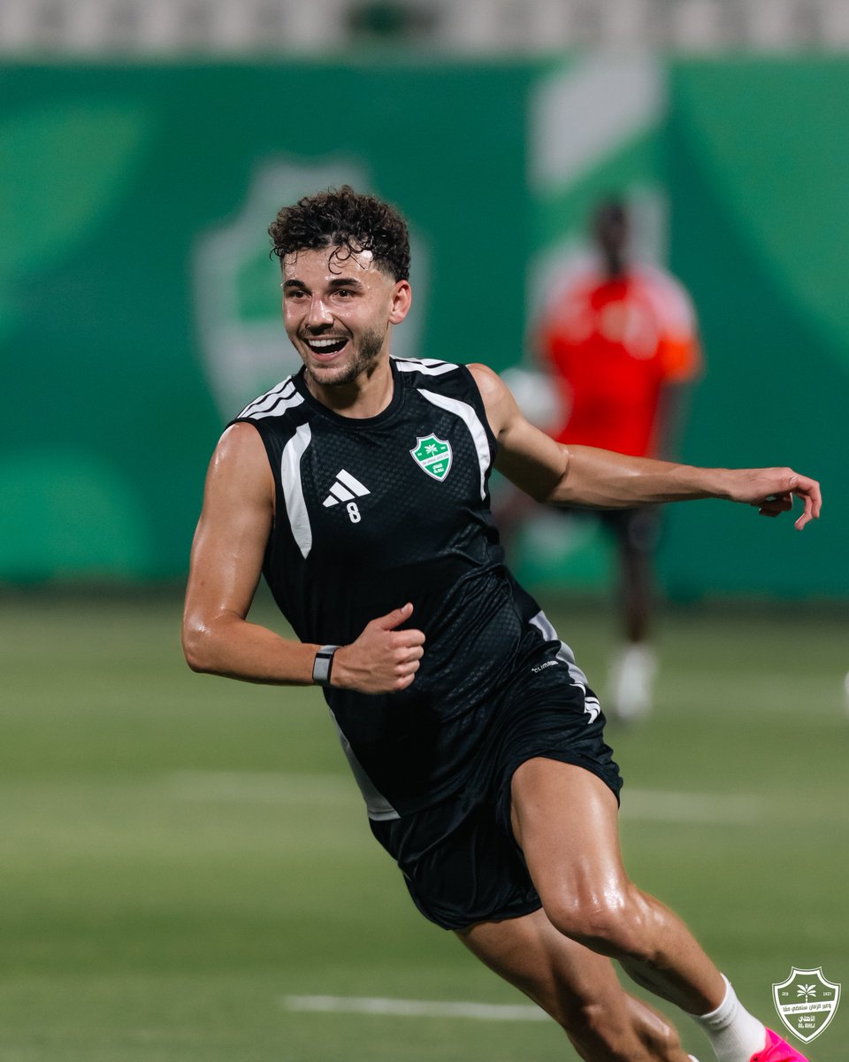 ALAHLI_FC's tweet photo. ✨

#الأهلي https://t.co/Xydn4aY3FM