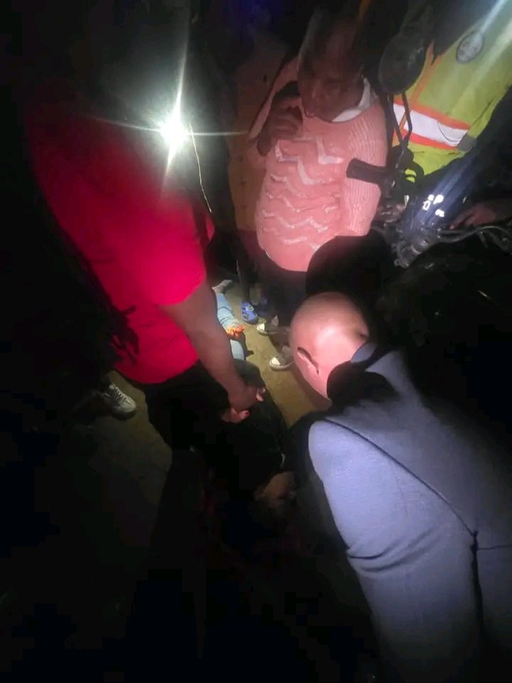 EvanoMemba's tweet photo. Woiye, hii Kenya inaelekea wapi?
Huyu dame alikuwa amebebwa na motorbike hapa Car Wash, Thika Road, wakapata accident mbaya saa moja 7pm . Jamaa wa motorbike aligongwa kichwa na akawa unconscious, na dame naye ameumia vibaya, amevunjika miguu.

Vile Good Samaritans walipigia ambulances simu, waliambiwa walipe 15K kwanza. Hadi polisi akakuja, na bado ambulances zikakataa kuja. Mosiria amefika kwa scene kitu 8:40 Pm , akajaribu kupigia ambulances simu, anaambiwa alipe 15K kwanza. Imagine, amepigia over five hospitals, wakiitisha pesa kwanza.

Vile waliona jamaa wa nduthi ako mbaya, ndio akawekwa kwa matatu akapelekwa hosi. Sasa, after almost one hour, Mosiria hakuchoka ametafuta ambulance ndio imefika sai.

Aki, we need fast responses to emergencies. Most people die juu ya kukosa kupelekwa hosi on time. The government needs to do better and put in place a reliable emergency response system where ambulances can respond immediately without demanding payment first. Lives are being lost because of delays that can be prevented. We need a faster, more accessible and well-coordinated emergency response system in this country.