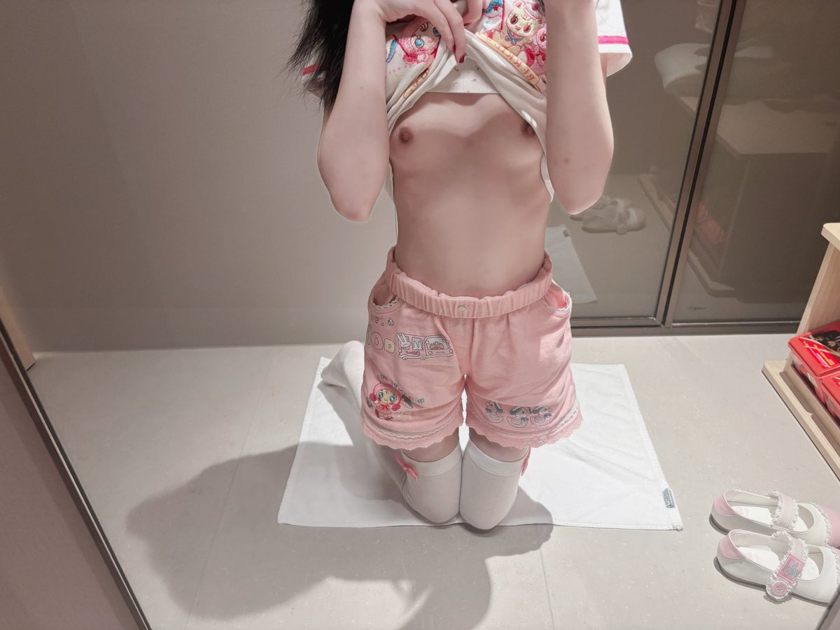 lulupa9s's tweet photo. 我这是儿童身材吗 https://t.co/2RQRmlrEo6