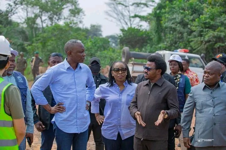 ACEDE_RDcongo's tweet photo. Le Ministre a salué le leadership du Gouverneur de la Tshopo, Paulin Lendongolia Lebabonga, pour cette dynamique de coopération interprovinciale, qu'il a promise de soutenir au niveau du Gouvernement central, conformément à la vision du Président @fatshi13 @Presidence_RDC https://t.co/Wu93yKXT8H