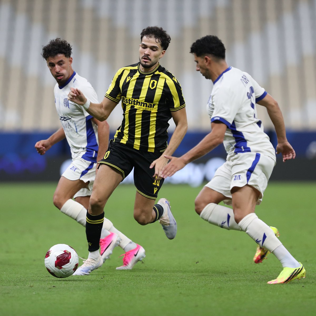 QatarSportClub's tweet photo. نقـطة اليوم.. والقـادم أقـوى💪⚫️🟡
#الملك_قطراوي | #QatarSC https://t.co/L3jBGJpjPr