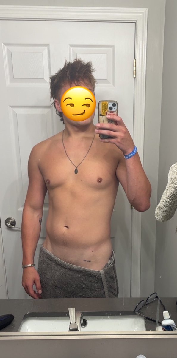 avedawgshorny's tweet photo. Uhh ohh towel is slipping.. https://t.co/Frb3fqmXRO