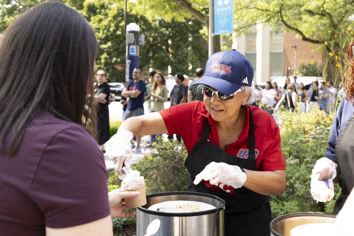 thisisUIC's tweet photo. 🍦🍧 The UIC community scooped up some school spirit at UIC Chancellor Miranda’s annual ice cream (and Italian ice) social!

#ThisIsUIC #UIC #Chicago #IceCream https://t.co/AjGAbwGoQ8