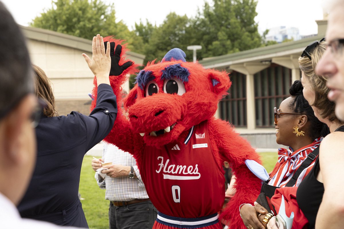 thisisUIC's tweet photo. 🍦🍧 The UIC community scooped up some school spirit at UIC Chancellor Miranda’s annual ice cream (and Italian ice) social!

#ThisIsUIC #UIC #Chicago #IceCream https://t.co/AjGAbwGoQ8