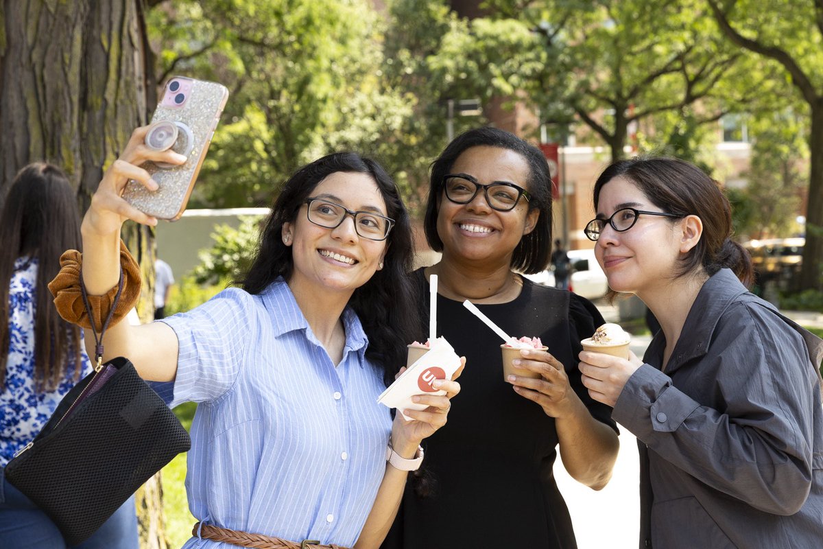 thisisUIC's tweet photo. 🍦🍧 The UIC community scooped up some school spirit at UIC Chancellor Miranda’s annual ice cream (and Italian ice) social!

#ThisIsUIC #UIC #Chicago #IceCream https://t.co/AjGAbwGoQ8