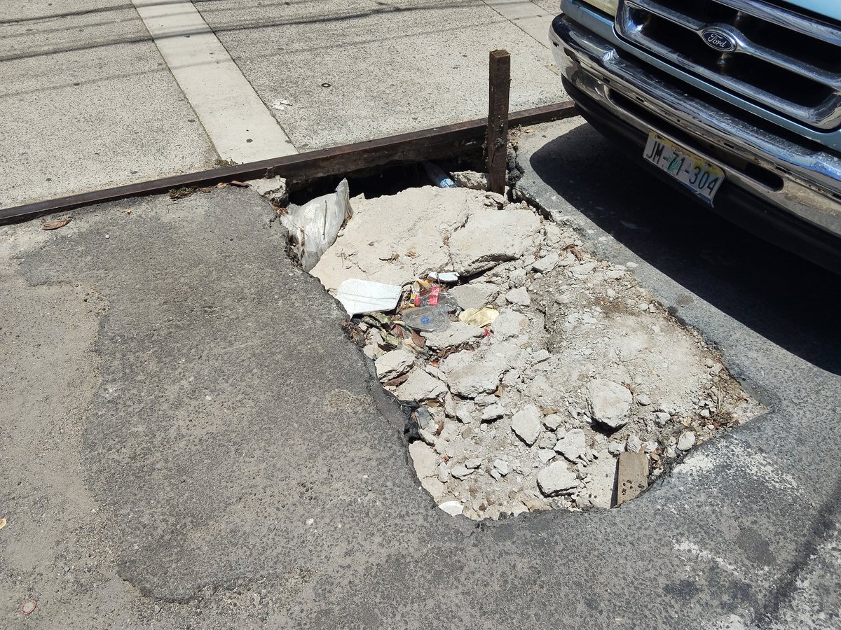 DanielC81200169's tweet photo. Hundimiento Peligroso 
Av De Los Maestros 1362
Entre Federalismo y Agua Marina 
Atención @siapagdl @PabloLemusN 
Colonia Mezquitan https://t.co/IiIdqME4nT