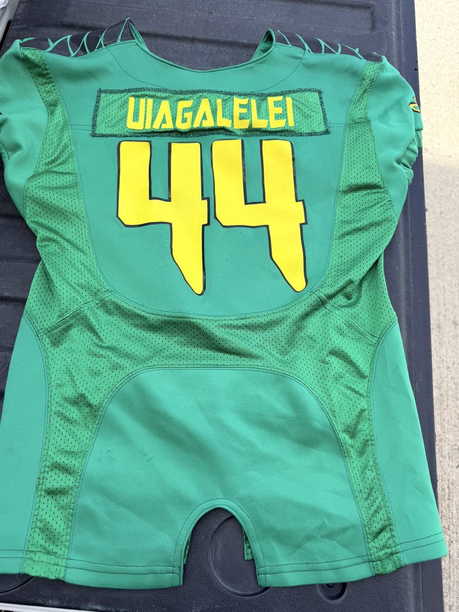 DUiagalelei's tweet photo. Going through my storage and look at what I found! Matayo’s IE DUCKS 11U Jersey! He’s been a Duck fan since he started playing tackle football at the age of 6. Talk about someone who was destined to be a Oregon Duck 🦆 Now he has the opportunity to cement himself in the Oregon Duck history books. #SCODUCKS #Destiny #Affirmation #FamilyIsEverything #GodsPlan BigDavesBlueprint