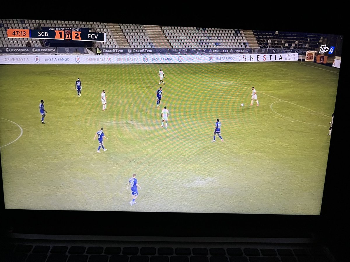 nikop17's tweet photo. On peut en parler de la pelouse de Bastia ? Franchement, les dirigeants de Versailles auraient pu demander de jouer le match à Rennes hein 😜

#L3 #SCBFCV #Versailles @FC_Versailles https://t.co/I0RIO3UTfV