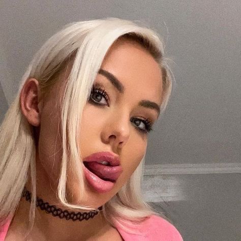 joy_joyyi's tweet photo. Rate me from 1-10 https://t.co/dBYPvrEFJC