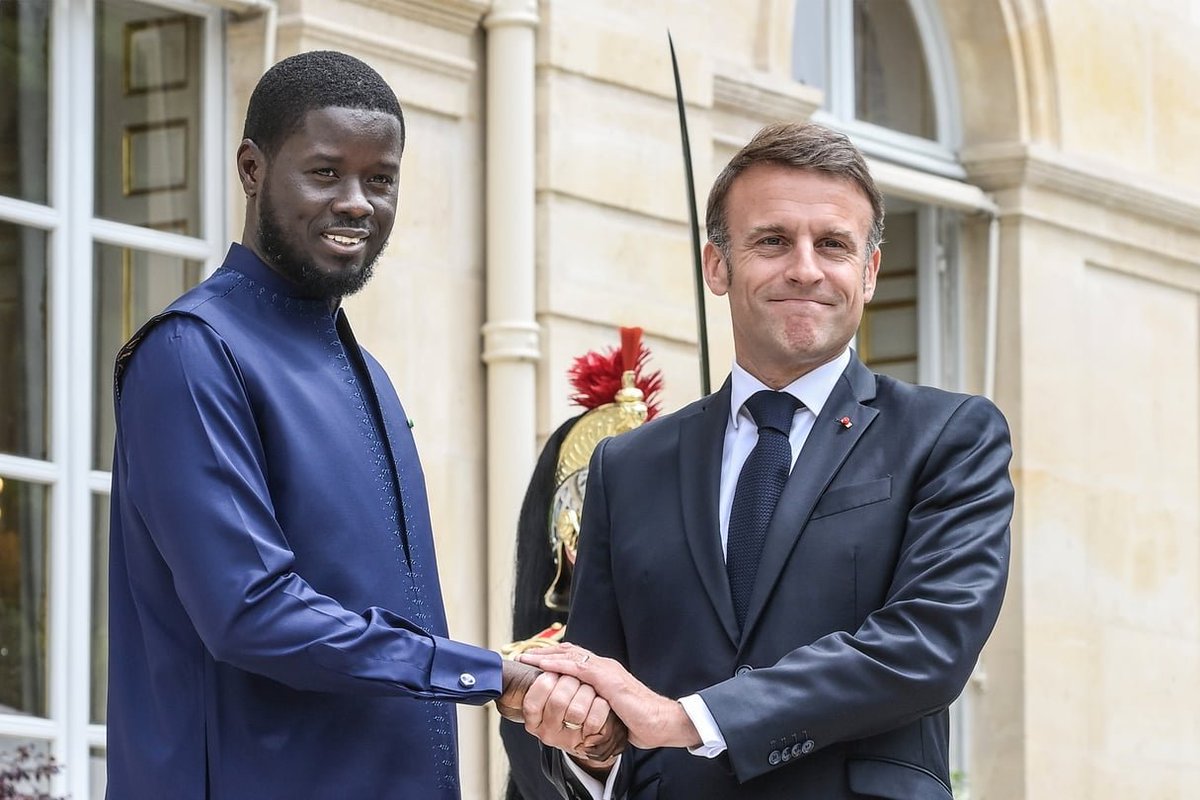 DelphineSankara's tweet photo. 🔴Le Président Français🇫🇷 @EmmanuelMacron s'apprête à lancer sa reconquista de l'AES🇲🇱🇧🇫🇳🇪.

Pour ce faire, il a reçu successivement les gougnafias de son pré carré de l'Afrique de l'Ouest.

Pêle-mêle, il y  avait le descendant des vendeurs de sel de Petit Pays,
1/2 https://t.co/ZdRRYb37yp