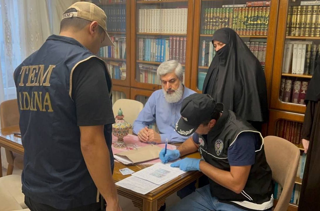 tr724com's tweet photo. Başsavcılık yandaş medya ve trolleri yalanladı: ''Para görüntüsü olan ev Alparslan Kuytul’a ait değil'' 

https://t.co/SjEV4wwhd6 https://t.co/LQCoZRVt9o