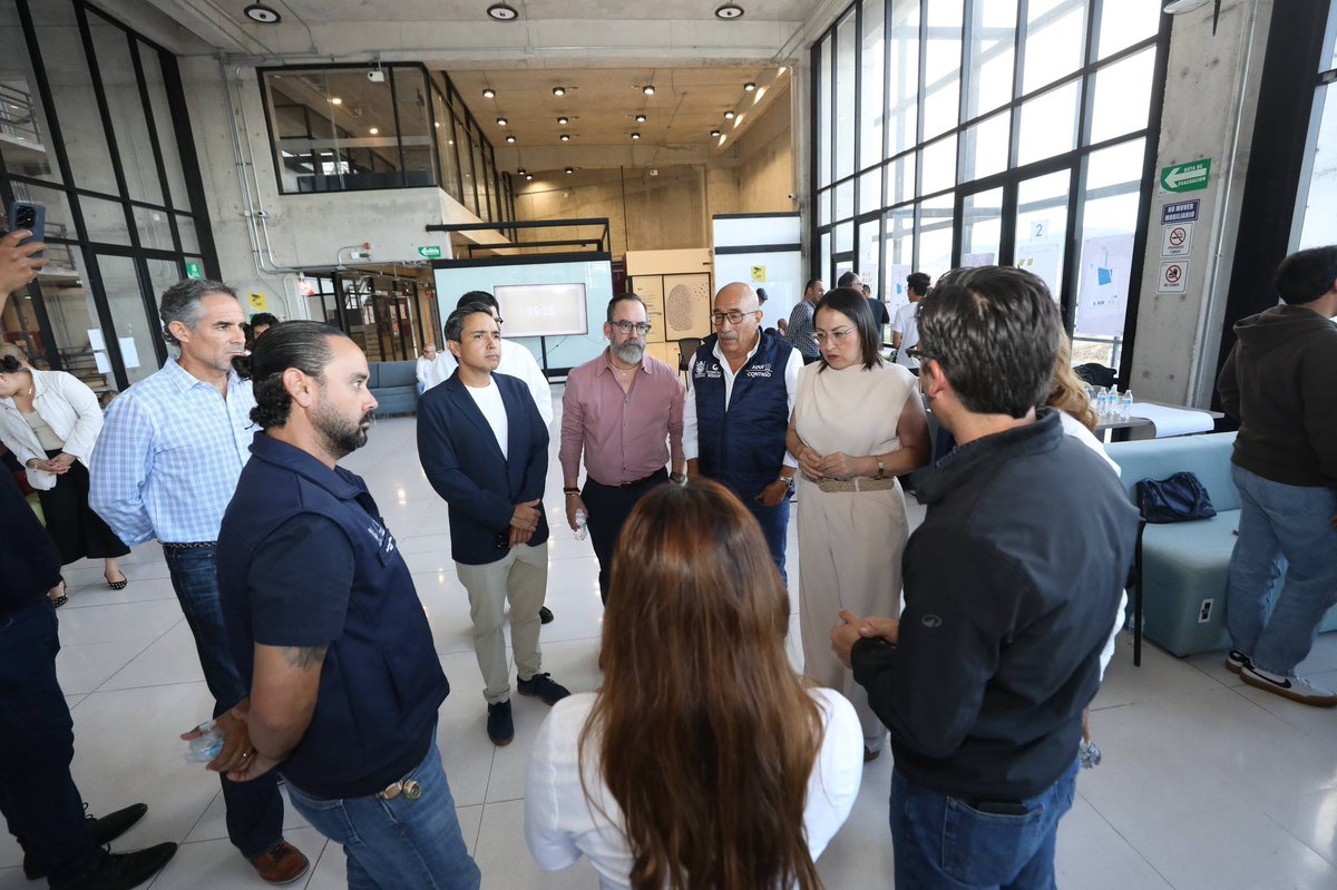 SDUOPQro's tweet photo. El titular de SDUOP, José Pío X Salgado Tovar, participó en diálogo con vecinos de Juriquilla y Jurica en la ENES Juriquilla, para generar propuestas para el desarrollo ordenado y sostenible de #Querétaro. https://t.co/d5kJZIck82
