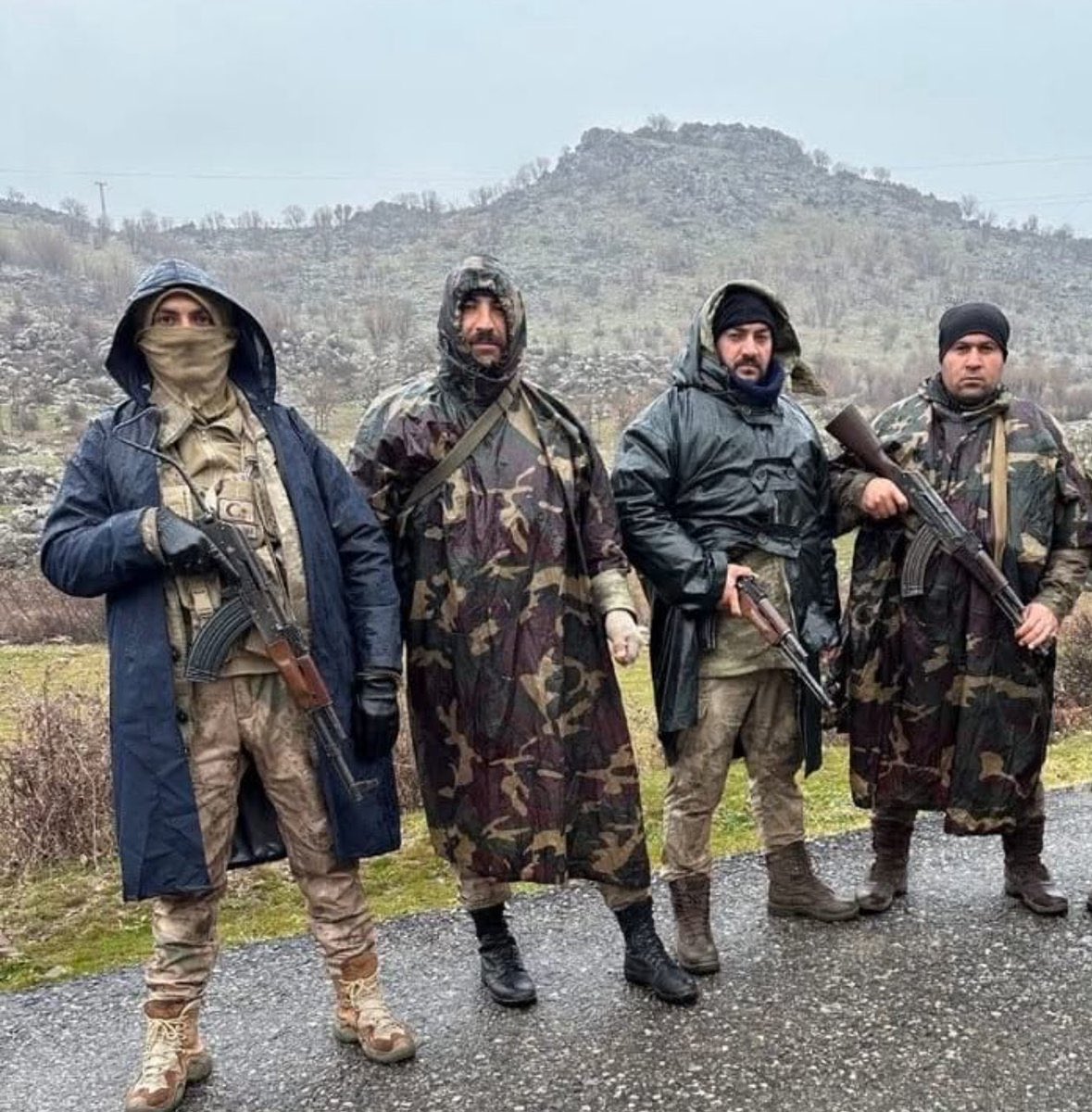 guvenlikkorucum's tweet photo. Korucular silah bıraksın sözleri ile ilgili Diyarbakır Annesi Ayşegül Biçer açıklama yaptı… 

Yıllardır Doğu ve Güneydoğu Anadolu’da terörle mücadelede devletimizin ve milletimizin yanında dimdik duran köy korucularımızın fedakârlığını ve mücadelesini görmezden gelmek kabul edilemez.

Bugün “Terörsüz Türkiye” hedefi doğrultusunda önemli bir süreç yürütülürken, yıllarca bu vatan için canını ortaya koymuş güvenlik korucularımızın silah bırakması yönündeki talepleri asla aklımızın ucundan dahi geçirmemelidir.

Çünkü güvenlik korucularımız yalnızca ellerinde silah taşıyan insanlar değildir; onlar bu toprakların evlatları, devletimizin sahadaki neferleri ve yıllarca terörün karşısında milletimizin güvenliği için mücadele eden kahramanlarımızdır. Yaş haddinden emekli olanların dahi ailelerinden çocuklarına bu görevi devrederek mücadeleyi sürdürmesi, fedakârlığın ne kadar güçlü olduğunu göstermektedir. Hatta eşleriyle birlikte gönüllü olarak görev yapan ailelerimiz dahi olmuştur.

Bugün bütün sorunlar çözüldü de sıra güvenlik korucularımıza mı geldi?

Terörle mücadelede yıllarca devletimizin yanında duran bu vatan evlatlarının emeğini ve fedakârlığını yok saymak, sadece onları değil, onların mücadelesine güvenerek yaşayan binlerce aileyi de görmezden gelmek olur.

Devletimizin güvenlik güçleri nasıl ki bu ülkenin güvenliği için görev yapıyorsa, güvenlik korucularımız da Doğu ve Güneydoğu’da aynı mücadelenin önemli bir parçasıdır. Terörsüz Türkiye hedefi, bu mücadelede emeği geçenleri dışlamakla değil; onların fedakârlığını takdir etmek, haklarını korumak ve geleceğe güvenle bakmalarını sağlamakla güçlenir.

Buradan açıkça ifade ediyoruz: Yıllarca terörle mücadele eden güvenlik korucularımızın emeğine sahip çıkalım, onları asla göz ardı etmeyelim.

Bu vatan için mücadele eden her neferimizin başımızın üzerinde yeri vardır. Dün olduğu gibi bugün de devletimizin ve milletimizin yanında olan güvenlik korucularımızın fedakârlığı unutulmayacaktır.