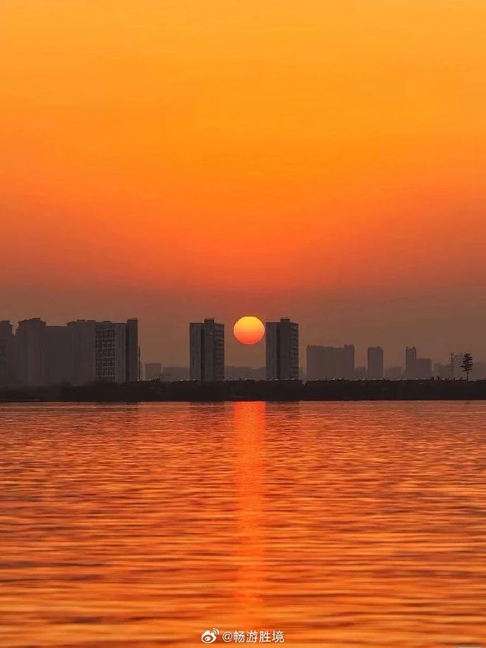 HappierOptimism's tweet photo. Just sipping iced tea and watching the sunset on the balcony — perfect way to slow down after a busy week ， https://t.co/LWCSBi2gAL