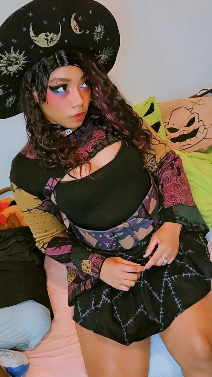 revolverfrisky's tweet photo. Favorite look from me? https://t.co/GakjNfCZ5Q