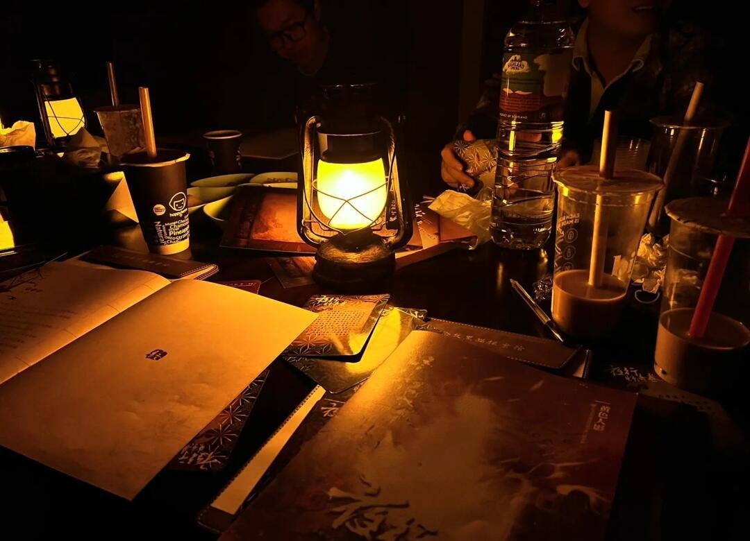 faruq28069367's tweet photo. Just tried a mind-blowing murder mystery剧本杀 last night—trapped in a 1920s speakeasy, solved forged whiskey and a secret romance. 3 hours of non-stop brain teasing, team chaos, and pure fun! https://t.co/OuGggVviwD