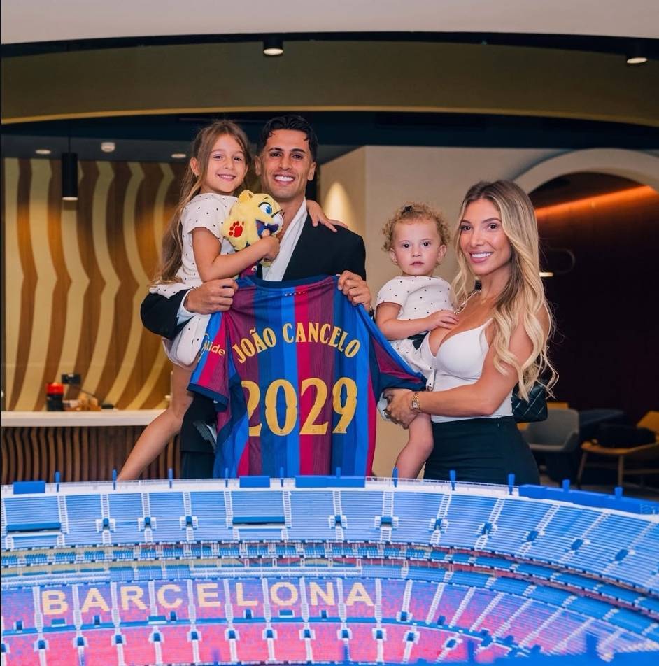 BarcaTimes's tweet photo. 📲 | Cancelo's wife on IG: Sometimes you have to go far away to realize that this is where you were always meant to be. Home ❤️💙 https://t.co/rSsxCtlcIw