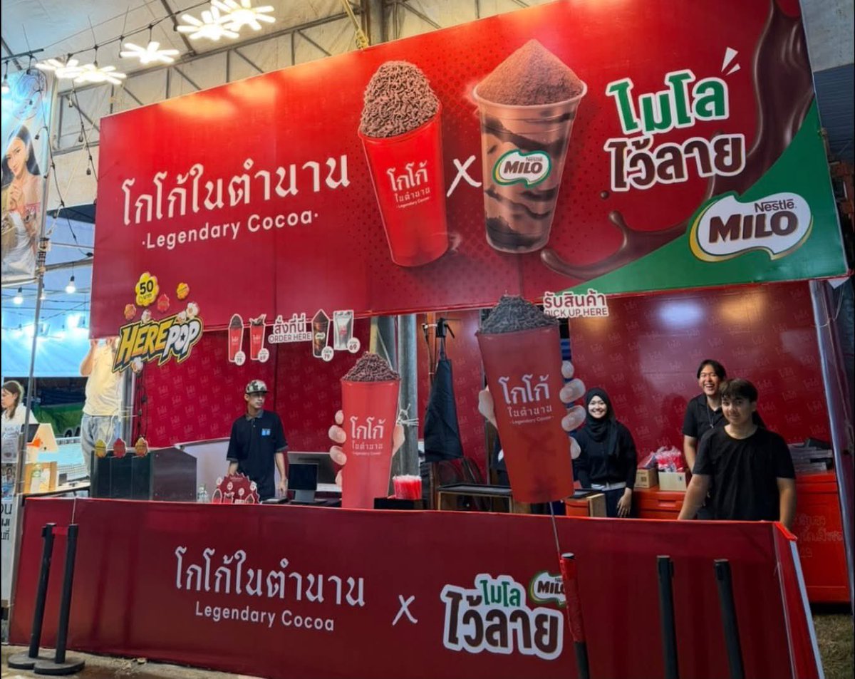 PenguinnyPP's tweet photo. เฮียเต้ย: ขอบคุณ “อู๋” น้องรัก ที่เต็มที่กับทุกงาน และสู้ไปด้วยกันทุกครั้ง ไม่ว่างานจะเหนื่อย จะหนัก หรือมีปัญหาแค่ไหน

#โกโก้ในตำนาน 
#DAOU #ต้าห์อู๋ @oueiija
//เฮียตู๋เฮียเต้ย และพนักงานโกโก้ในตำนานทุกคนเก่งมากๆ งานใหญ่และเดินทางไกลมากๆ พี่เต้ยบอกว่าลงใต้ครั้งนี้เครียดและยากกว่าวัดไร่ขิงมากๆ 

แต่งานนี้สุดยอดมากๆ ชาวใต้น่ารักและต้อนรับโกโก้ในตำนานอบอุ่นมากๆ พี่ๆ ที่ขายของด้วยกันก็ซัพพอร์ตน่ารักมากๆ เห็นแล้วใจฟูสุดๆ ทุกคนเก่งกันมากๆ เฮียตู๋เฮียเต้ยอย่าลืมชมตัวเองเยอะๆ น้า เก่งกันมากๆ จริงๆ ปัญหามากมายที่รุมเร้า แต่ผ่านมาได้ ทำได้ดีมากๆ ด้วย 🫶🏻✨ รอไปงานวัดไร่ขิงค้าบบบบ