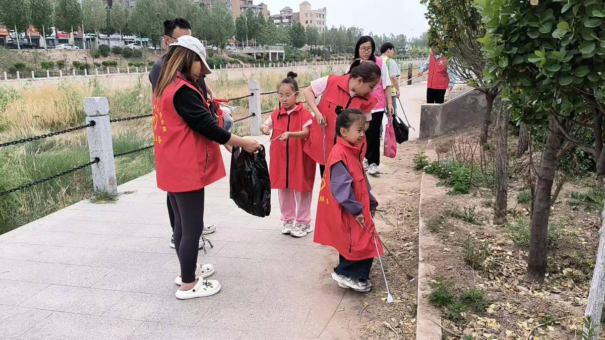 Gman13411's tweet photo. Our Campus Environmental Club is holding a river cleanup this Saturday 9AM! Join us at the east campus lake to pick up trash and protect our local waterway. All supplies provided—bring your energy u0026 friends! #CampusVolunteer https://t.co/xuAmbwZ8iT