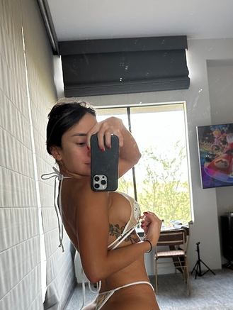 veronicaxmoon's tweet photo. Little moments of feeling like that girl 🌸 https://t.co/LfxGBllGiF