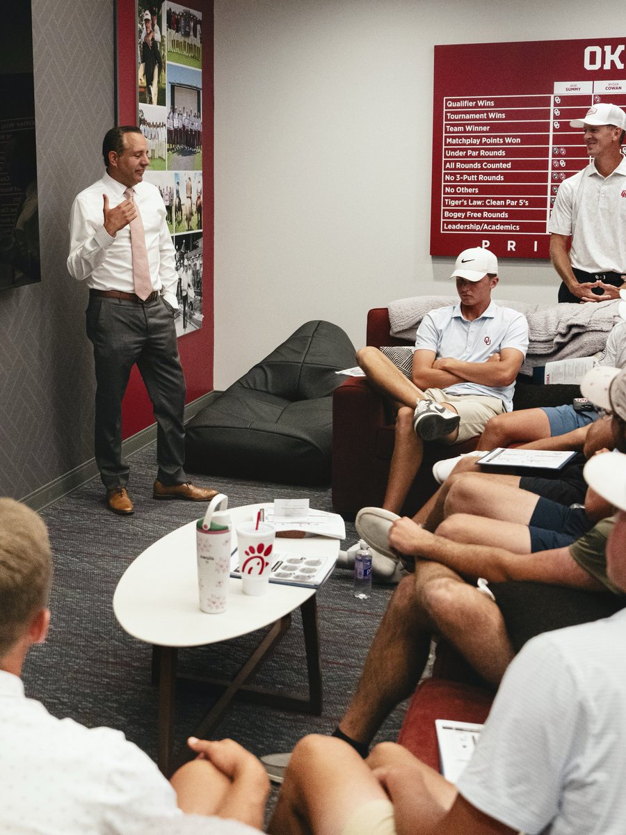 OU_MGolf's tweet photo. We welcomed a special visitor to our first team meeting of the year!

Thanks for stopping by, @OU_President ☝️ https://t.co/uSVg93HQha