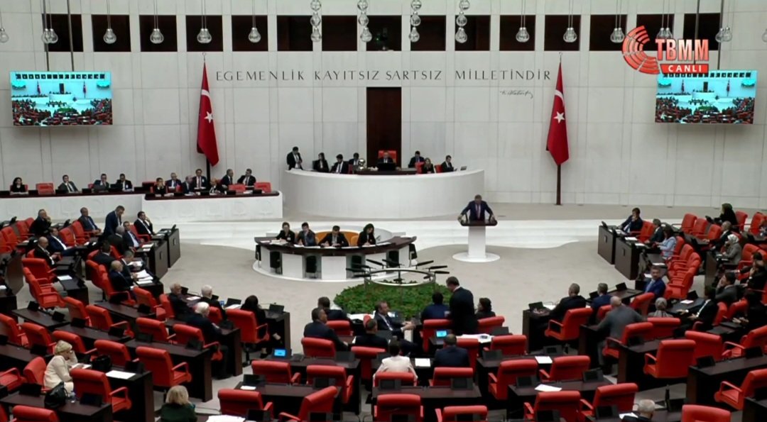 ziyapir's tweet photo. "Çerçeve Yasa" çıktı. Silahların susması sağlanacak, şiddetsiz hak arayışının kanalları açılacak, bu açıdan iyi oldu. Bunun değerlendirmesini farklı mecralarda çokça yaptım.

Benim durumuma gelince:
​Benim durumumda siyaset yasağı yokmuş; hakkımdaki soruşturma ve kovuşturmalar için 5 yıllık erteleme öngörülüyormuş. Yıllardır önüme örülen barikatların kâğıt üzerinde kalkması, ilk bakışta iyi bir gelişme gibi sunulabilir. Ama kimse benden bu sahte lütfa sevinmemi beklemesin!
​Sanki hayatımın 11 yılı gasp edilmemiş gibi... Sanki 8 yıldır sürgünde yaşamayı ben tercih etmişim gibi... Sanki kendi topraklarımdan köklerimi koparan şey, o tiyatroya dönüştürdüğünüz yargı sisteminiz değilmiş gibi!
​Şimdi karşıma geçip pişkin bir edayla şunu söylüyorsunuz: “Sana 5 yıl erteleme veriyoruz. İşine gelirse kabul et; gelmezse itiraz et, gel yargılan.”
​Lütfettiniz!
​Adaletine en ufak bir güven kırıntısı kalmadığı için memleketini terk etmek zorunda bırakılan bir insana, yıllar sonra “İstersen gel yargılayalım.” demek, adaletsizliği yüzsüzce tazelemektir. Yargı sopasıyla hayatımı çalacaksınız, beni 8 yıl sürgüne mahkûm edeceksiniz, sonra da bir kağıt parçasıyla hesabı kapattığınızı sanacaksınız.
​Bu yasa, çekilen acıların üzerini örtebilir mi? Çaldığınız yılları geri verebilir mi? Siyasi ahlaksızlığınızın hesabını sıfırlayabilir mi? Asla!
​Türkiye’ye dönebilirim, dönmeyi seçebilirim. Ancak bu adım; bana yaşatılan her bir hukuksuzluğu unuttuğum veya bu kokuşmuş düzeni meşrulaştırdığım anlamına gelmez. Ülkeme dönmek ayrıdır, sizin adaletsizliğinize boyun eğmek bambaşka!
​Benim için hukuki güvence, kapıdan içeri girmeme izin verilmesi değildir. Benim aradığım güvence; yarın aynı hukuki garabetin, aynı keyfiliğin ve aynı arsızlığın içine tekrar çekilmeyeceğimin garantisidir.
​Önüme koyulan bu yasadan dolayı kimseye zerre minnet duymuyorum!