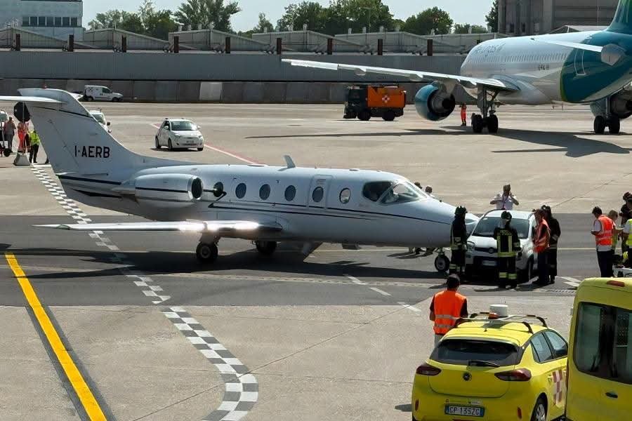 ivancp25's tweet photo. #AccidenteAéreo en plataforma de #Hawker #Beechcraft400A (I-AERB), que salía del stand en plataforma y fue golpeado rodando por coche de servicio en 1 rodadura del Aeropuerto de #Linate #Milán #Italia 🇮🇹 . El vehículo se cruzó en la trayectoria del reactor. Sin heridos. 10-08-26 https://t.co/EnKX0ZdSaY