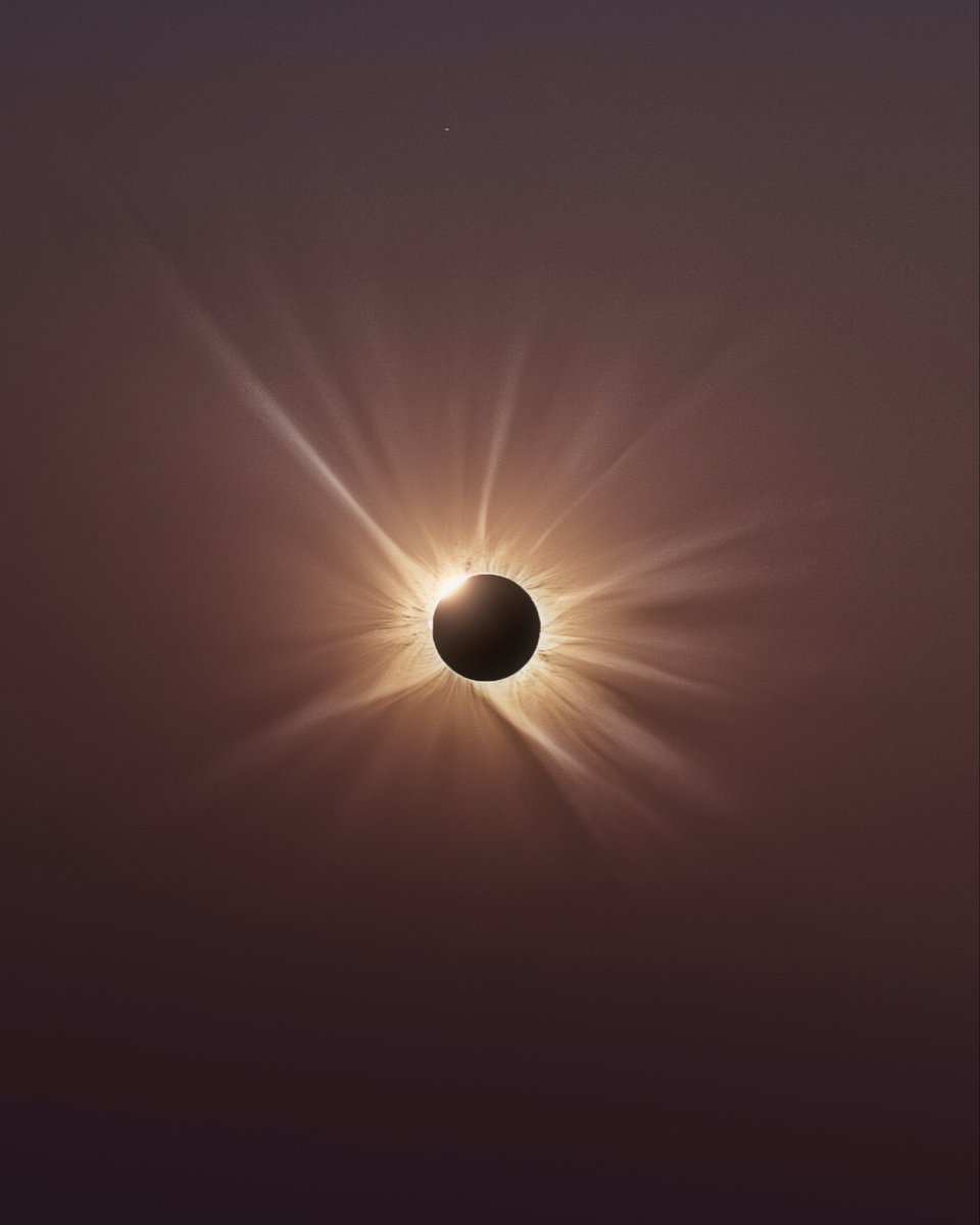 astrofalls's tweet photo. Finally finished my HDR image of the eclipse! https://t.co/si2nesIvgV