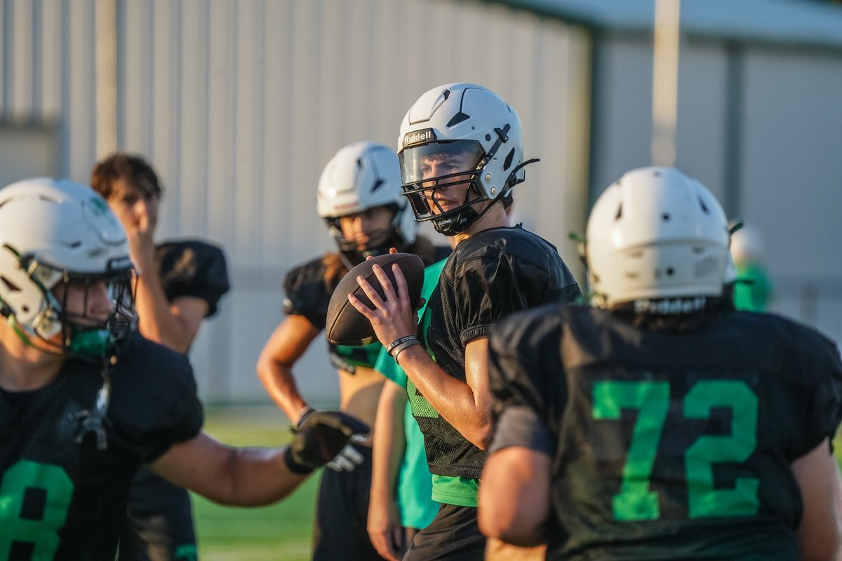 ParkerThune's tweet photo. Jones (Okla.) QB Jeymon Reed may very well end up the highest-ranked quarterback the state of Oklahoma has produced in the 21st century.

The #Sooners and #GoPokes are, understandably, building strong bonds with the talented dual threat.

➡️ https://t.co/3xLX6wa0LT https://t.co/RWfoavFqRf