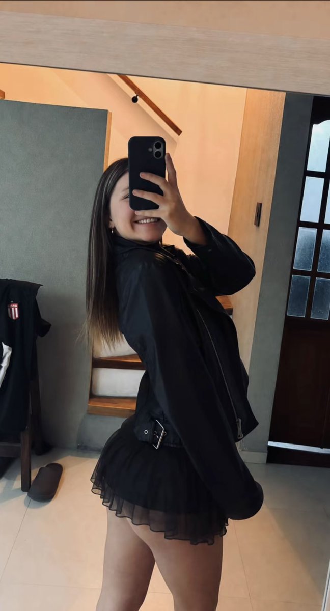 Moreeegop's tweet photo. Les gusta este outfit? https://t.co/Q3SczM7oLl