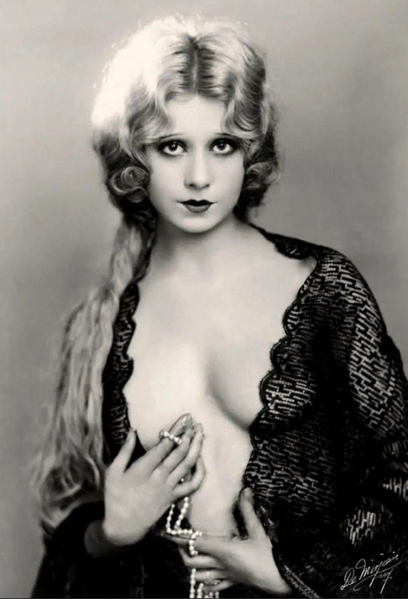 Lompac2026's tweet photo. Faith Bacon (1910-1956) was an American burlesque dancer & actress. She was nicknamed "America's Most Beautiful Dancer." Tragically she would jump out her hotel window to her death in Chicago after battling depression
#FaithBacon #Burlesque #Actress #Hollywood #BurlesqueDancer https://t.co/n6O1DGJgv3