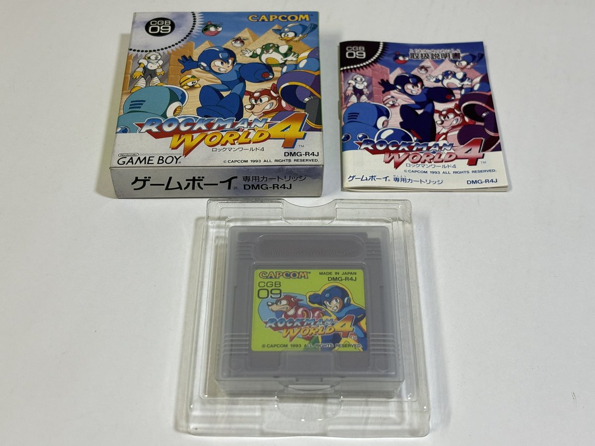 retromeister_jp's tweet photo. ゲームボーイソフト ROCKMAN WORLD 4 ロックマンワールド4をお買取しました。
本作はロックマンシリーズとしては初の携帯ゲーム機作品となったロックマンワールドシリーズの第4弾として1993年に発売されました👍
ロックマンワールドシリーズの1から4まではファミコン版のナンバリング作品の2タイトルをリミックスし���オリジナル要素を加えた内容となっており、本作のベースはロックマン4 新たなる野望！！とロックマン5 ブルースの罠！？で構成され、世界ロボット博覧会でロボットを暴走させて世界征服を企んでいるDr.ワイリーの野望を阻止するのが目的となります✊
本作ではオリジナルボスのバラードが参戦‼️ラストでは改心してロックマンを救ってくれるエンディングは感動ものでした😭
グラフィックや効果音などはロックマンワールド3に準拠していますがシステム面や演出面が大幅に向上しアイテム購入システムやエネルギーバランサーの登場はその後のシリーズに与えた影響は大きく、完成度の高さはロックマンワールドシリーズで随一の作品となっています🙌
余談ですが本作の発売から1週間後にはファミコンでロックマン6が発売し、2ヶ月後にはスーパーファミコンでロックマンXが発売するというとんでもないスケジュールでした🤩

キャッチコピーは
Dr.ワイリーの魔の手がのびる！
平和のために戦えロックマン！！

#レトロゲーム買取 
#ゲームボーイ
#ロックマンワールド4
#レトロマイスター
#出張買取