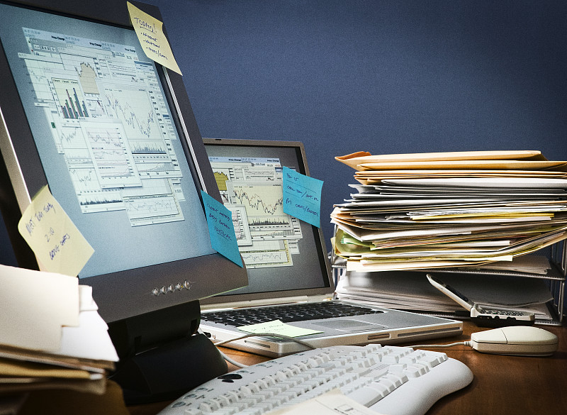 BrBQld's tweet photo. Just hit 3pm, desk looks like a storm hit it, my focus Gone. Only thing I’m hunting right now: the nearest vending machine’s coffee. ， https://t.co/VfZFW7yUt3