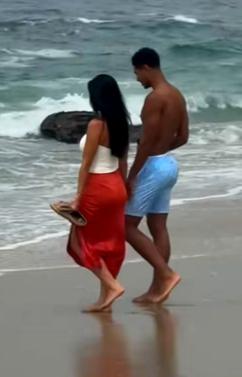 judeholic27's tweet photo. I'm convinced Ashlyn made Jude her gf for that big fat cake🍑

#judebellingham https://t.co/IYX0uT52vA