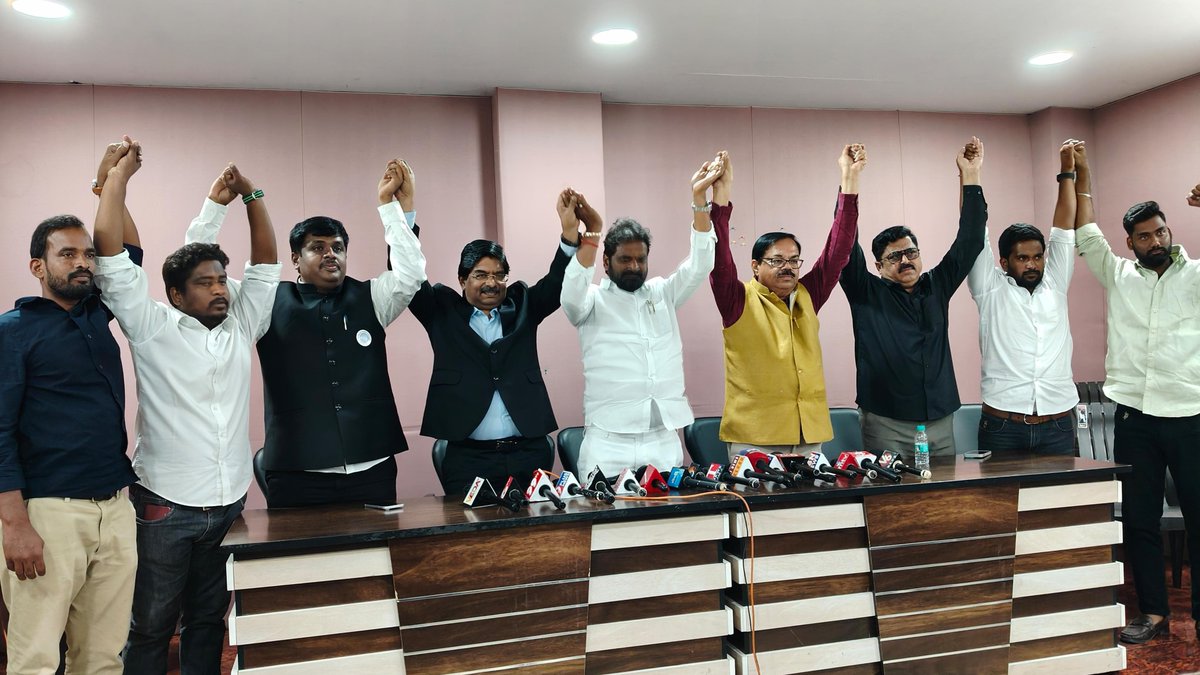 JPR_Sainyam's tweet photo. హైదరాబాద్ బషీర్బాగ్ ప్రెస్క్లబ్లో డా. జె. పూర్ణచంద్రరావు గారు నిర్వహించిన విలేకరుల సమావేశంలో కులగణనపై కీలక డిమాండ్లు చేశారు. ప్రతి బీసీ కులానికి ప్రత్యేక కుల సంకేతం, ప్రామాణిక ఎంపిక జాబితా రూపొందించిన తర్వాతే కులగణన చేపట్టాలని డిమాండ్ చేశారు.
#JPR #DrJPR #JPRIPS #CasteCensus https://t.co/jm8yLY4YKP
